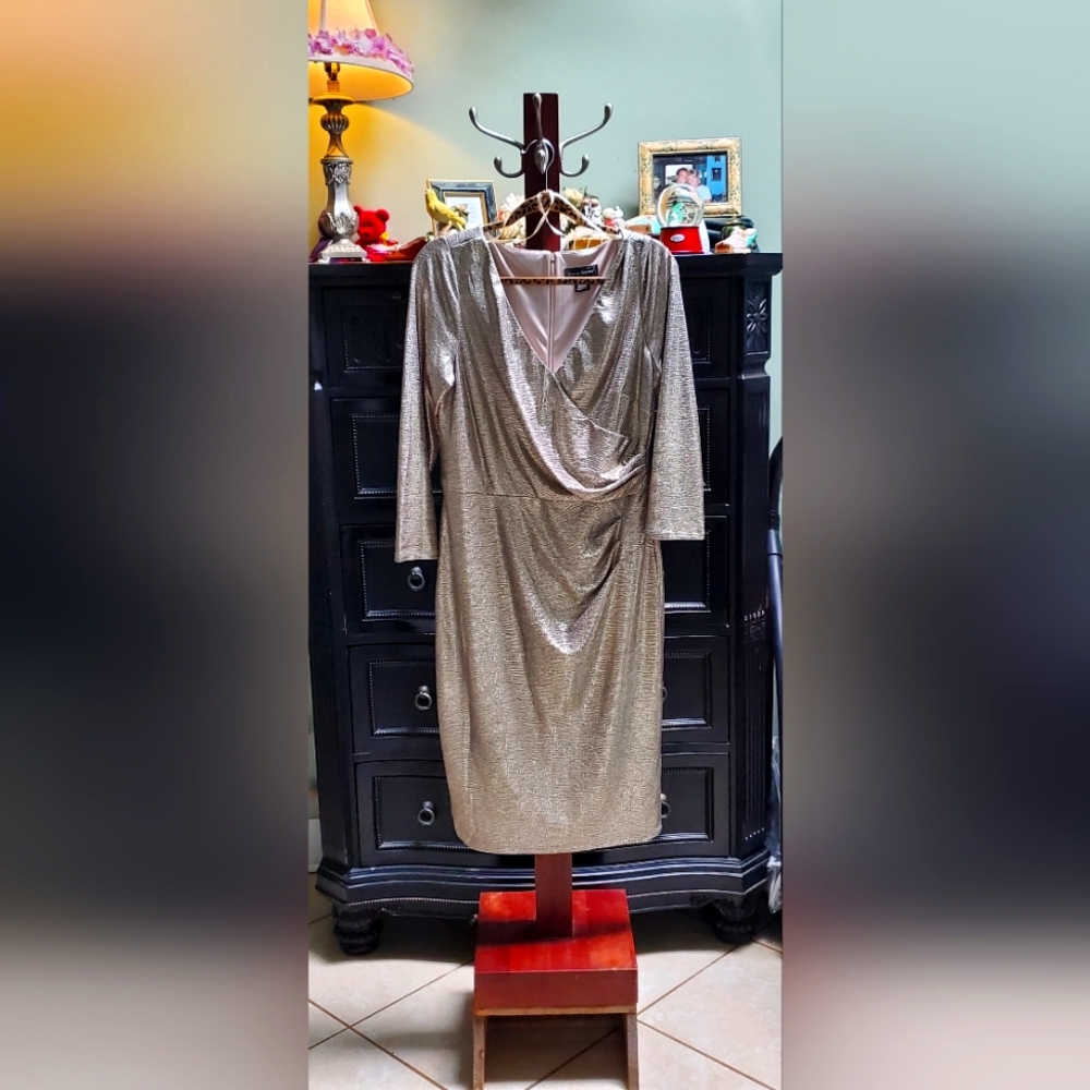 Beautiful Jessica Howard Cocktail/ Wedding Guest  Metallic Dress